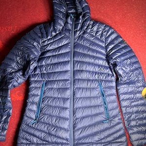 Navy blue puffer jacket